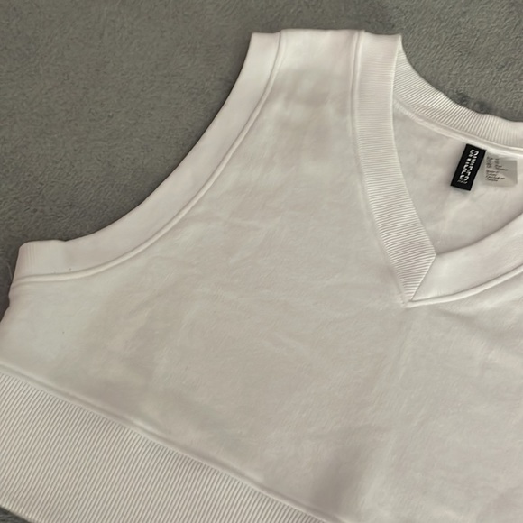 NWOT - H&M sleeveless cropped V-neck sweatshirt - Picture 5 of 7